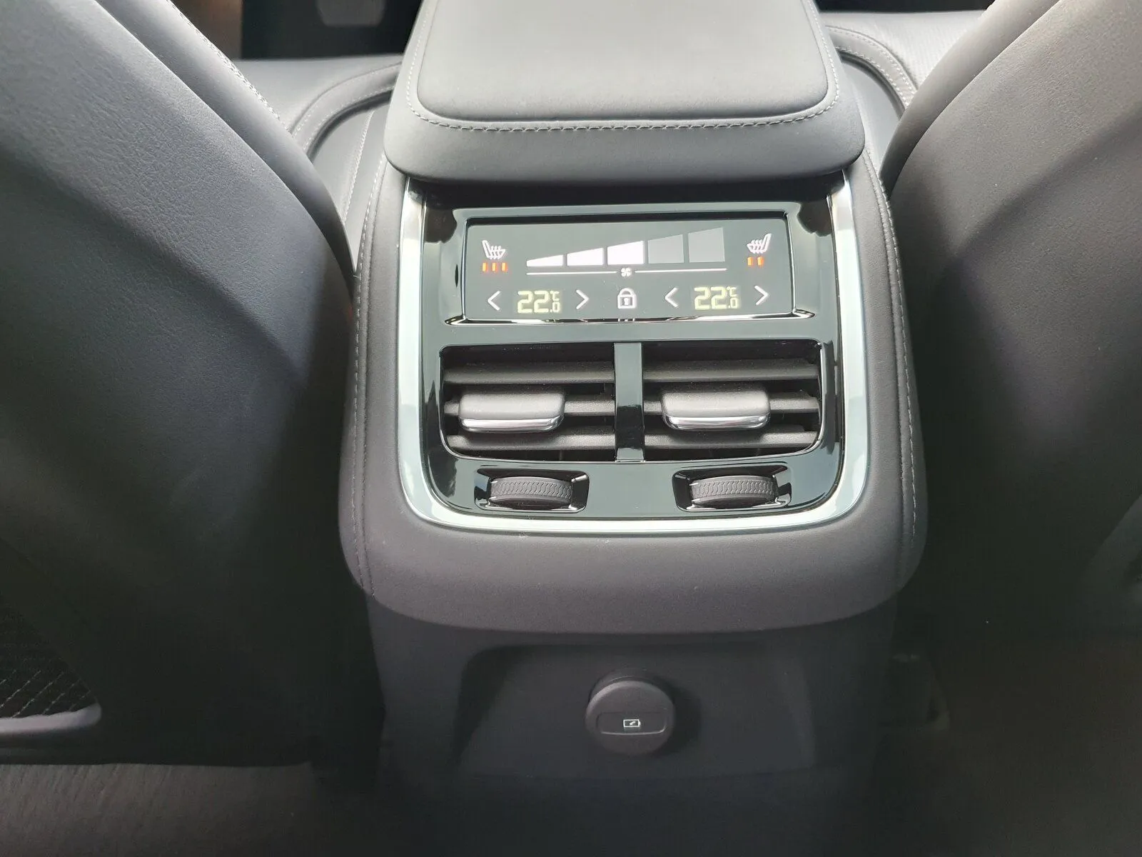 Volvo XC90 T8 Ultra Dark, photo 18